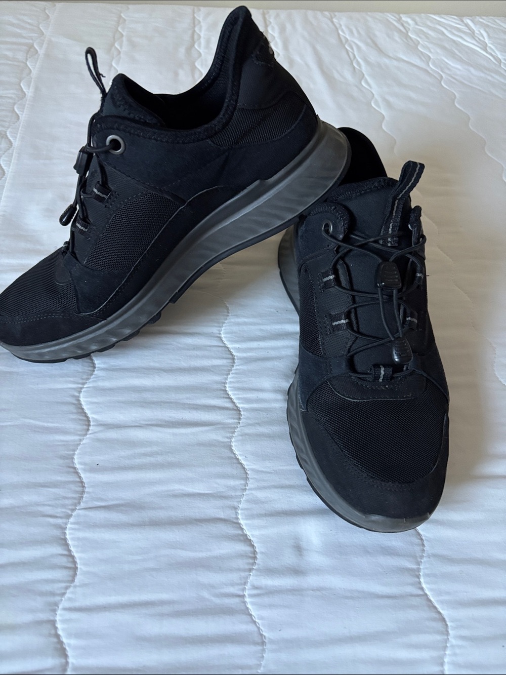 Ecco EXOSTRIDE Women’s Lace-Toggle Athletic Sneakers.  US size9-9.5 /Eu 40
